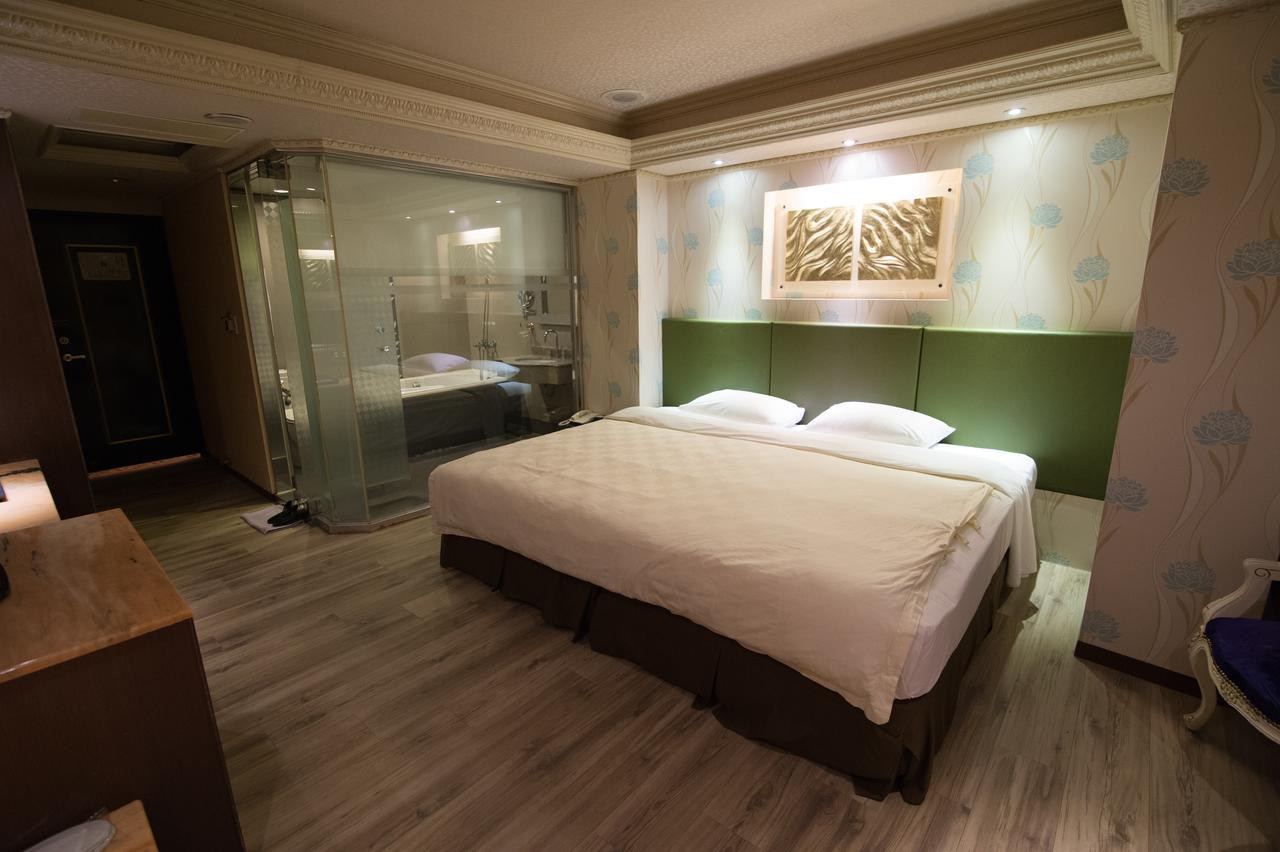 Mila Hotel Тайчжун Экстерьер фото