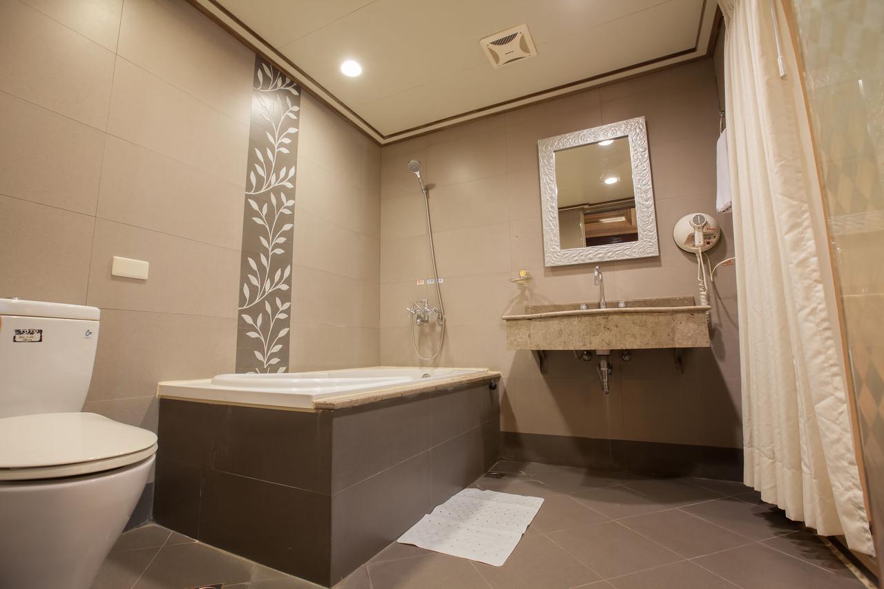 Mila Hotel Тайчжун Экстерьер фото